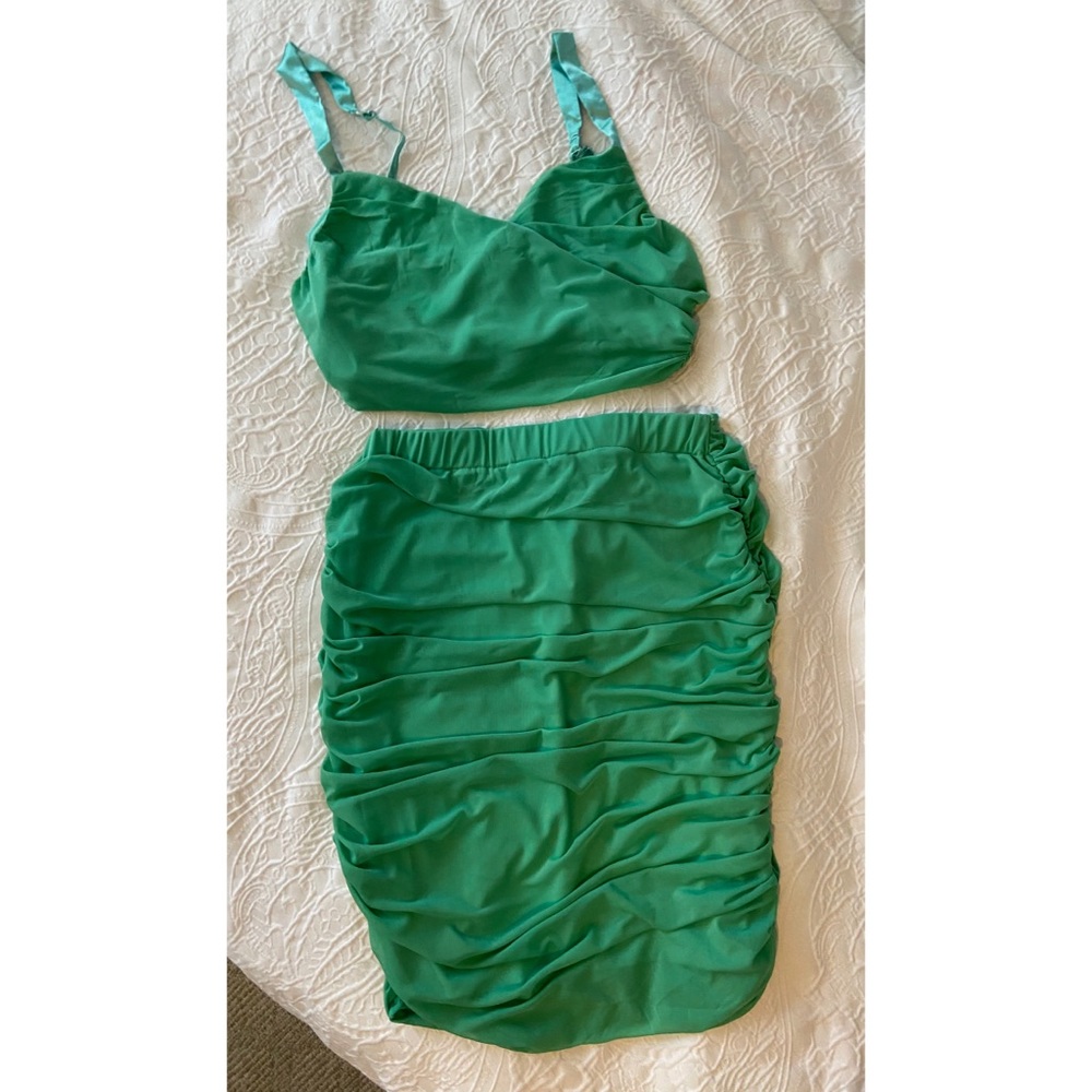 Green two piece rouched crop and skirt - Picture 5 of 6